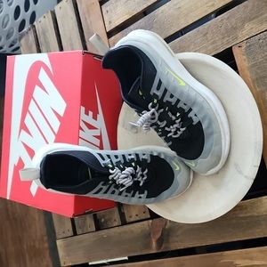 Youth sz 2 Nike Air Max